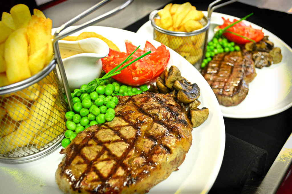 ribe eye and sirloin steak garni 2 Bricklayers